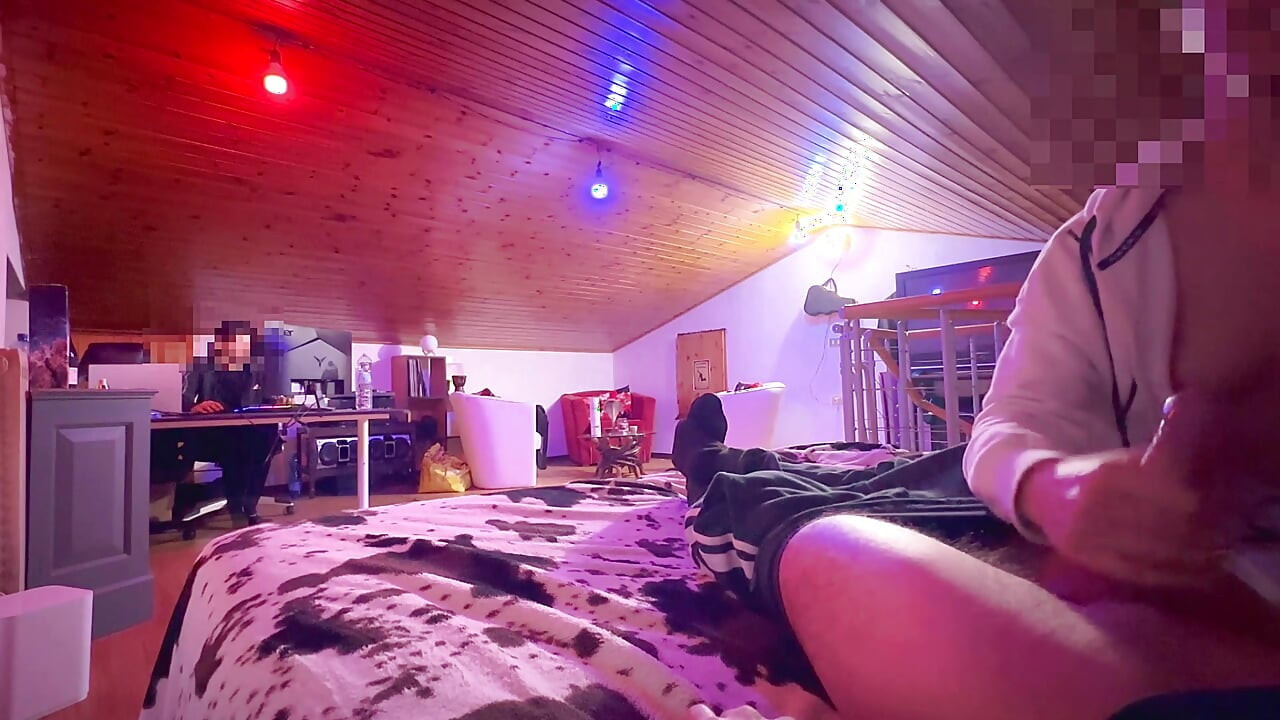 Friend Edges My Cock por 13 min, me para de gozar várias vezes enquanto colega de quarto assiste - acabamento explosivo pov