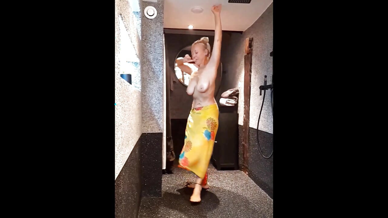 Selena's mooie halfnaakte dansende poseren