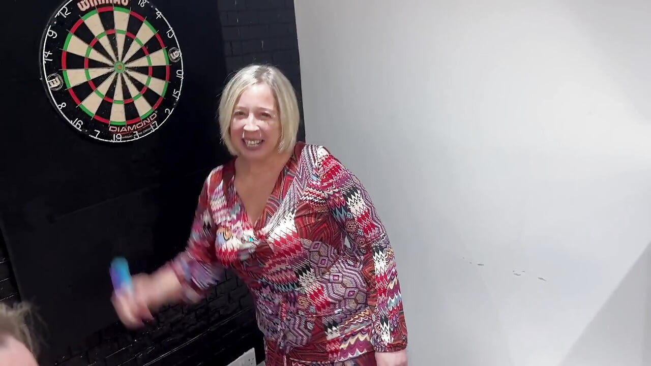 Striptease Darts Fut Un Sex În Trei