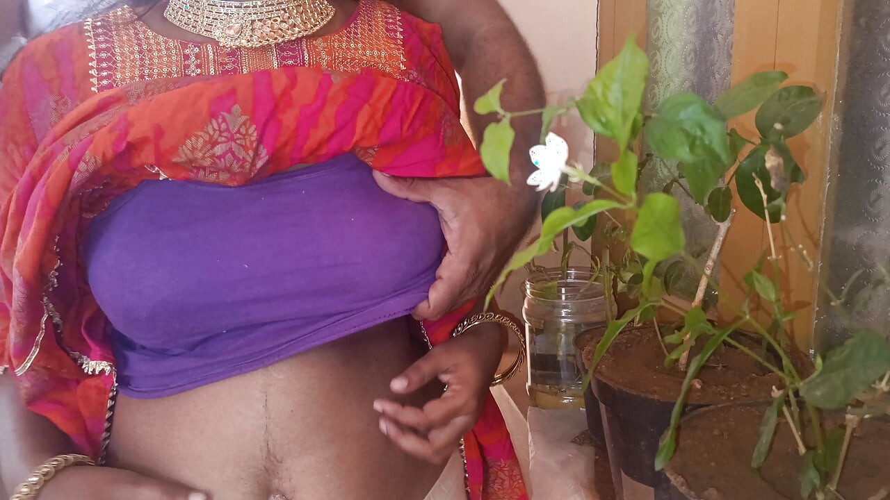 Горячая домохозяйка на улице дома