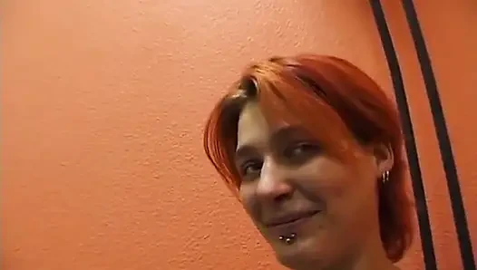 Küçük memeli kızıl saçlı fahişe tek başına mastürbasyon yapıyor