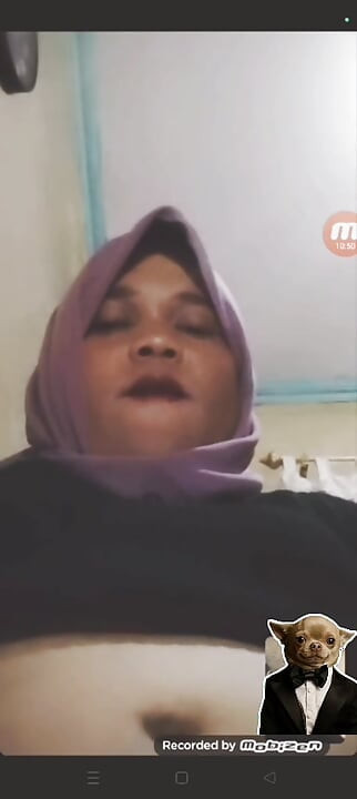 Ivvy si masturba fino a quando non viene