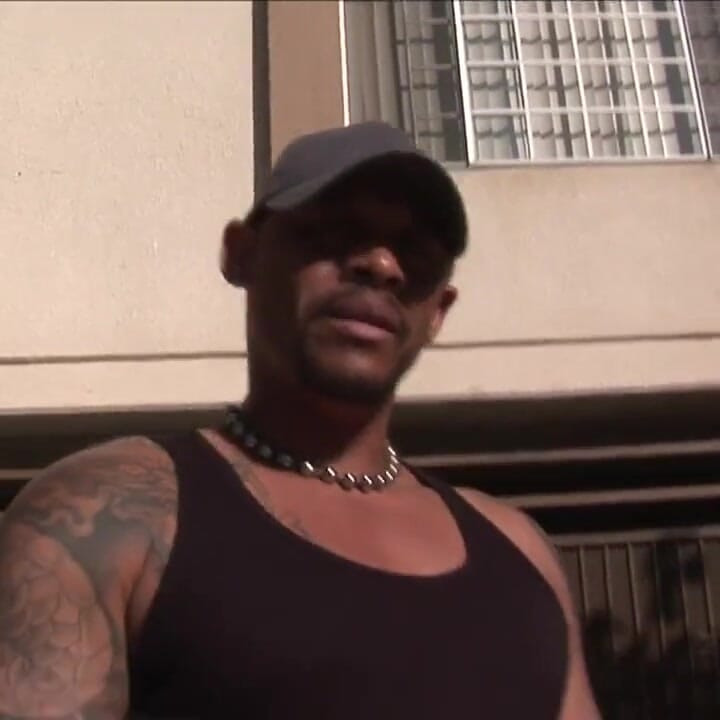 Pantat hitam besar, pelukan zakar hitam kongkek pepek... Pancutan mani pada pantat