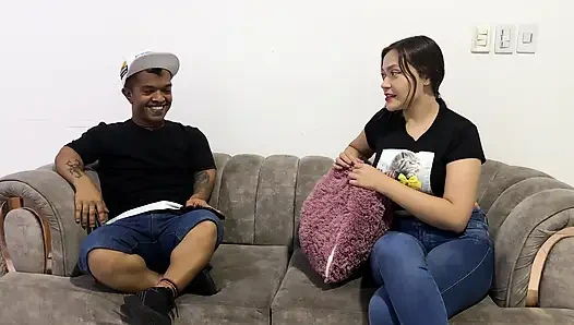 Я трахаю свою возбужденную сводную сестру после того, как предложил ей испытать странные позы, которые я видел в Интернете