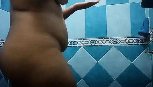 Karmica принимает душ
