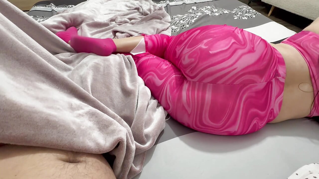 Caliente india hermanastra en leggings apretados gran culo, garganta profunda intensa preñada en primer plano