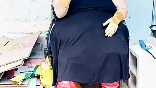 Gadis kelelawar sedang istirahat merokok di dalam dirinya