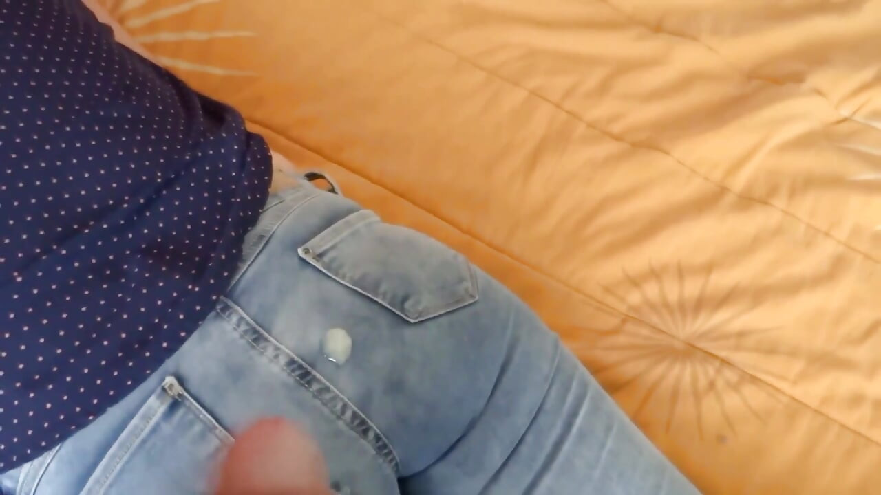 I masturbate while caressing my stepmother as she rests, I cum in her ass