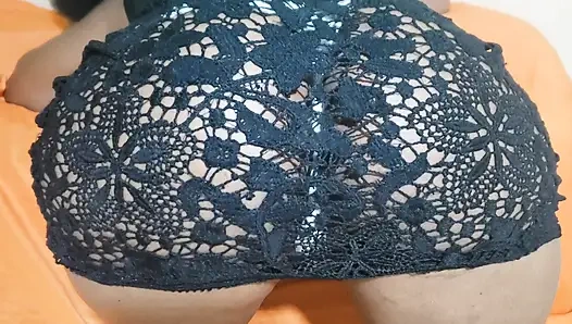 Otelde siyah elbiseli bir kadın külotuyla götünü azdırıyor