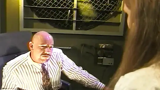 Döl yiyen genç kız domaltılarak sikiliyor