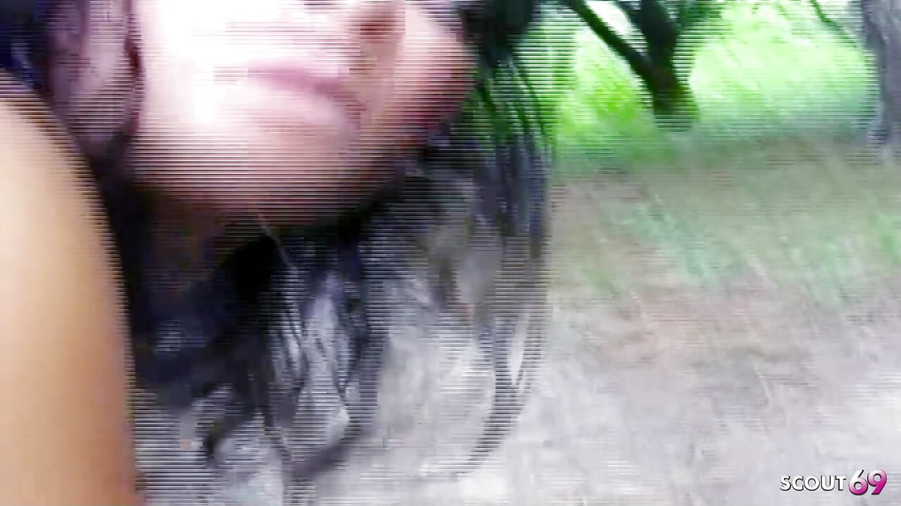 Ladyboy latin dengan kontol tebal dientot anal di luar ruangan oleh cowok-cowok