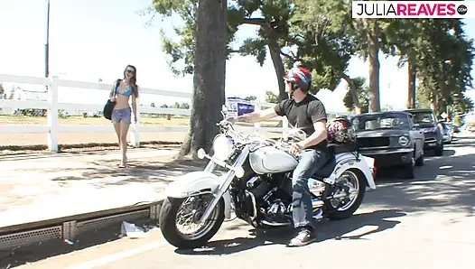 Pelacur hot dicrot di muka setelah ngentot kontol besar di sofa