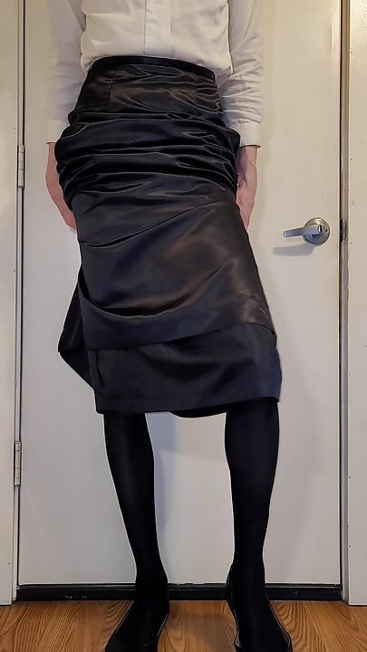 Lang sort satin nederdel med en sort satin half slip.