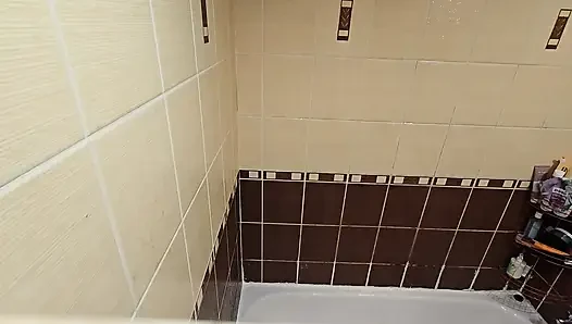 Ateşli iri güzel karım duşta mastürbasyon yapıyor