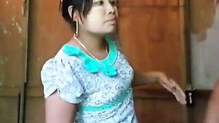 Chica birmana chupa y folla a un monje mayor 2