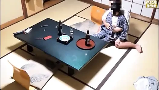 Özel bir oda seansında yakalanan bir kaplıca görevlisinin saatler sonra baştan çıkarılması -sahne.1
