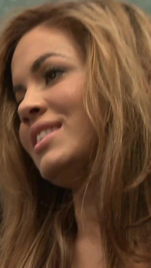 Seeing her big ass made them approach the brunette and offer her a hardcore thrusting | Clip 1