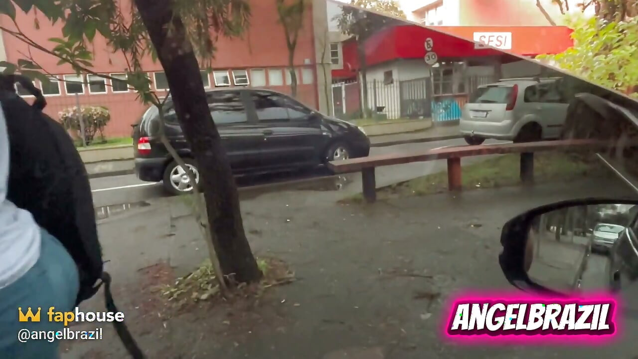 Estudante Brasileira Fodendo o Professor no Carro em Frente à Faculdade, Estudante de Bunda Gigante Fode o Professor