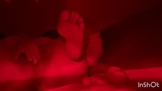 Младшая сводная сестра готовит свою киску.