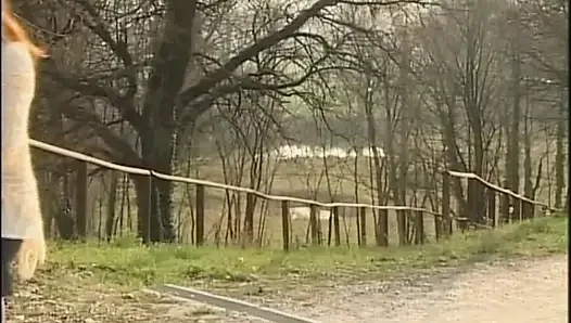 Милфа с волосатой киской была удовлетворена, когда его друг лижет ее мокрую киску, прежде чем ее трахнули