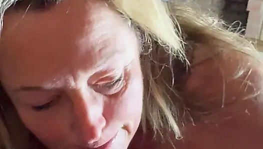 Bonemaiden приступает к делу и сосет папочке