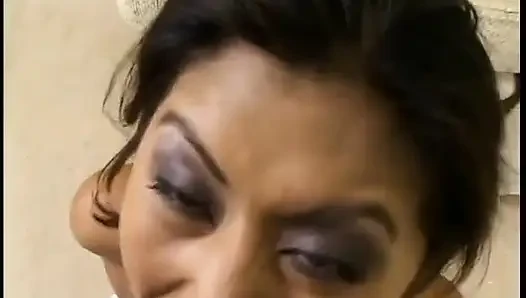 Egzotik güzellik sikişmeyi ve sert bir yarak emmeyi seviyor