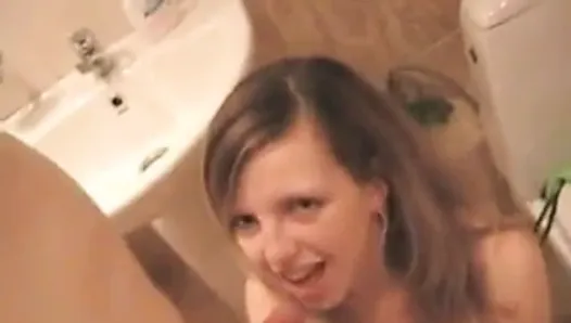 Друг снимает на видео, как молодая пара трахается в ванной