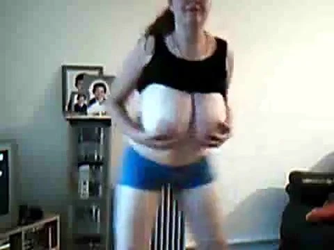 Zrela žena sa masivnim sisama striptiz