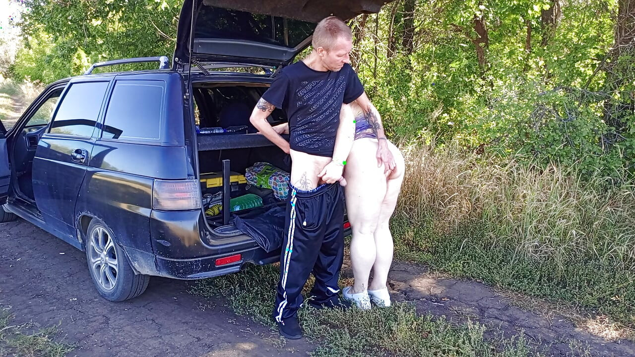 U parku jebem susjedu u njenu pičku na pasji način, zatim u njena usta i svršavam dva puta u minuti