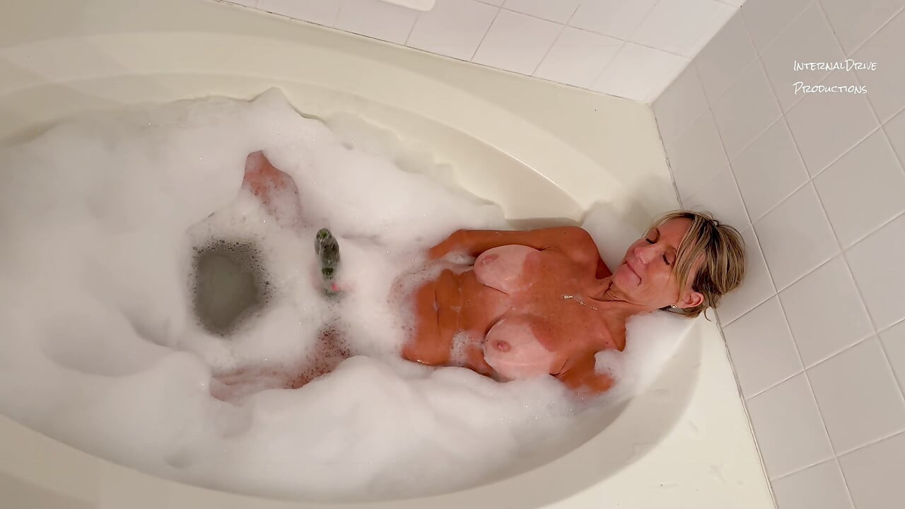 Dianne Fox en la bañera con un pepino.