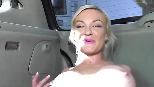 Tante seksi rambut pirang dientot di dalam mobil dan di luar ruangan bagian 1