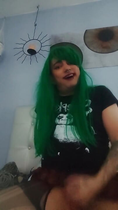 Travesti punk alemã dá esperma solo