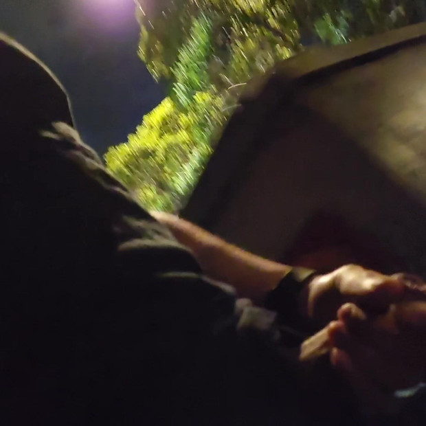 夜の危険な道路沿いの精液