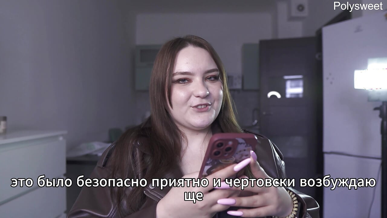 Histoire porno - elle était nue en train de jouer avec le vendeur pendant que les clients passaient (russe, femdom légère, nue en public)