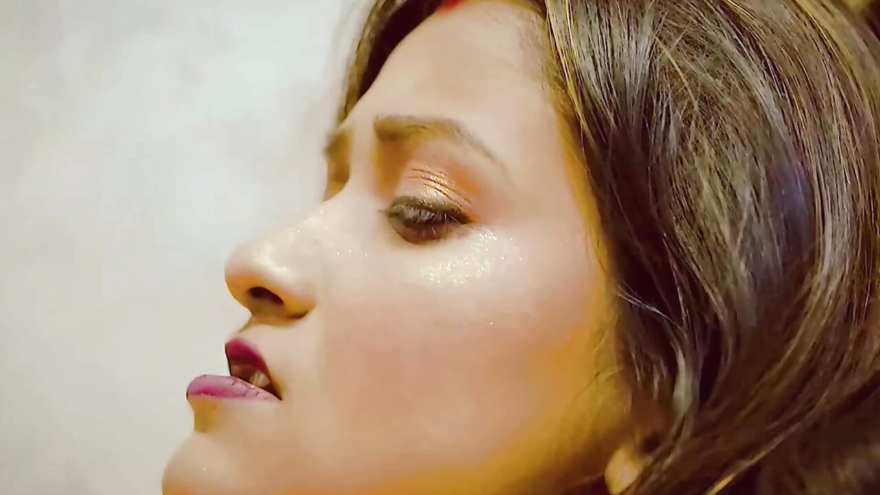 Ghar safai karne wala ladka ne dekha koi nahi hai to malkin ko pela