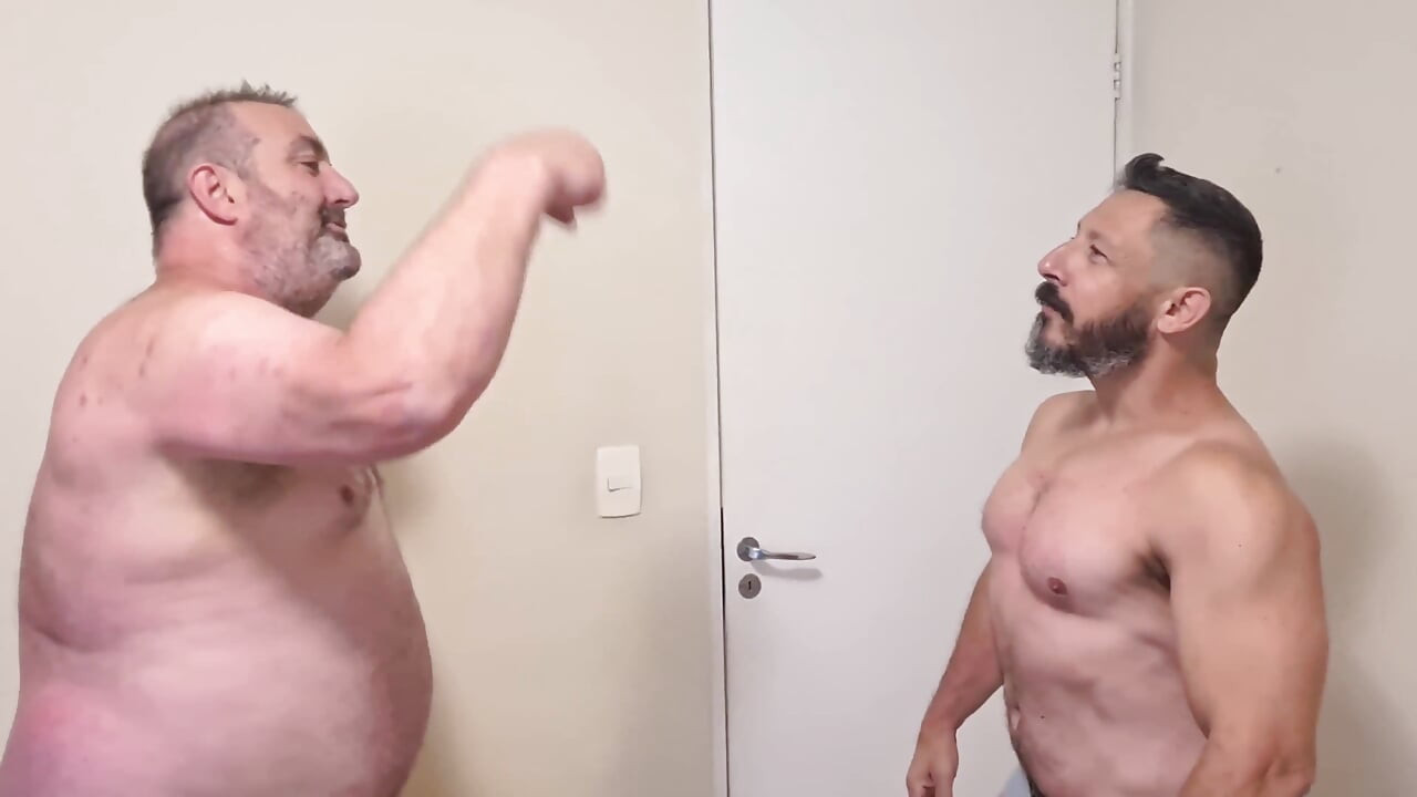 Worship Muscle: Silver Daddy Boxer Vs. Gouine Gurestler - Gubuk, Kekuatan Dan Keringat