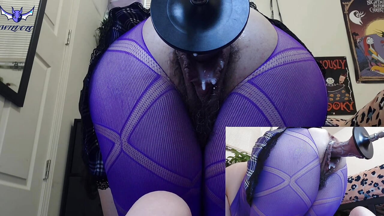 Poesje grote harige milf wordt geneukt door een neukmachine