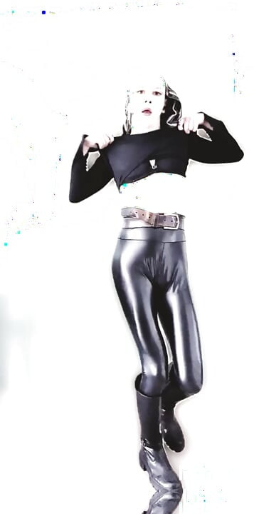 Crossdresser își scutură fundul pe camera web și dans sexy în colanți strâmți din latex cu piele cu o pulă mică