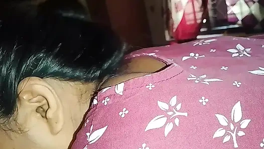 Indisches mädchen lutscht den penis ihres ehemanns