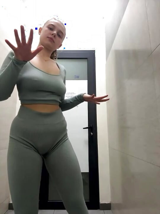 Hot Stretching in the gym with jucielussie