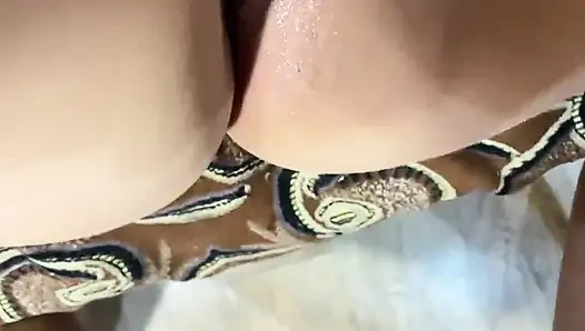 Menyetubuhi istri teman saat suaminya sedang bekerja. Crot di memek