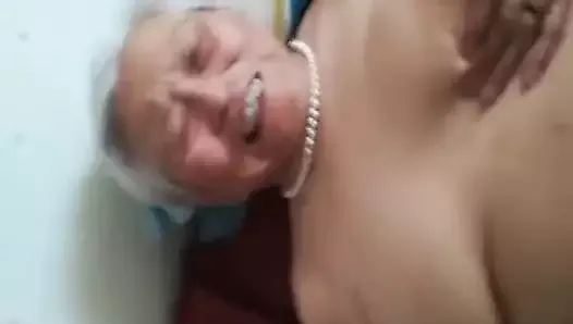 Азиатская бабушка в любительском видео