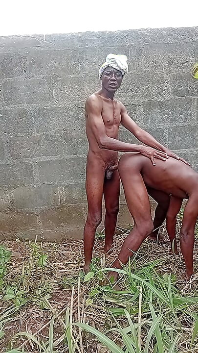 Iza ograđenog zida vidio sam dva homoseksualca kako se na ne