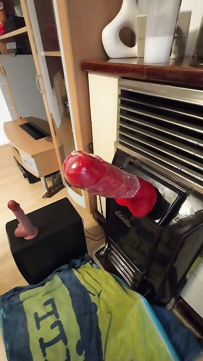 Сиси в червено язди огромни играчки и унищожава анална путка