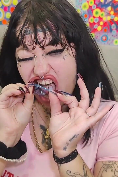 丰满的女孩嘴巴恋物癖