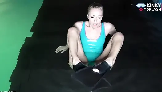 Nachtschwimmen in latex-badeanzug &vollgesichtsmaske