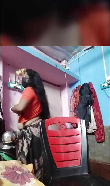 Saca la leche de la cuñada india y masajea el aceite.