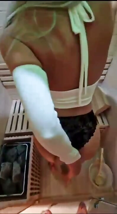 Blondă frumoasă futută în saună, terminând în stil doggy.