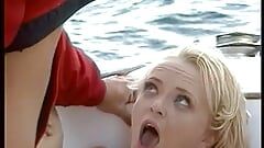 Σέξι ναυαγοσώστρια καβαλάει ένα χοντρό φρεάτιο με το στενό ροζ μουνί της
