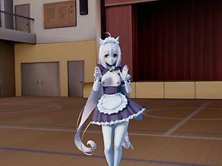 Một sinh viên dễ thương nhảy múa trong bộ đồ cosplay với bộ ngực trần, không nhận ra rằng bạn cùng lớp của cô ấy đang nhìn cô ấy